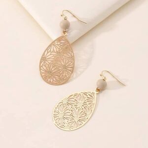 5/$25 Gold Color Flower Drop Earrings